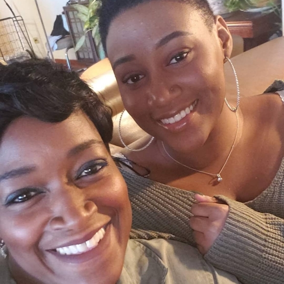 Meet your Posher, Stacey - Picture 2 of 5